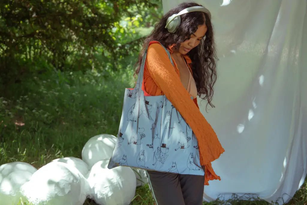 Loqi opvouwbare tas L Moomin Family Pattern grijsblauw-reflecterend